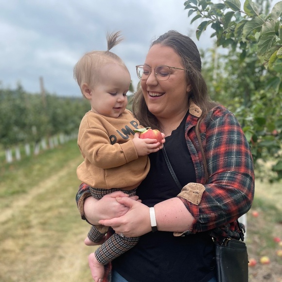 Meet your Posher, Taylor - Picture 1 of 2